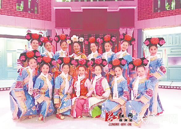 表演《搞笑容嬷嬷》的大妈们在央视演播厅合影（受访者供图）