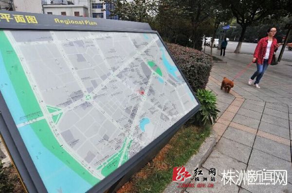 市民从设立在天台路与黄河路交汇处的“城市家具”旁走过（谭清云 摄）