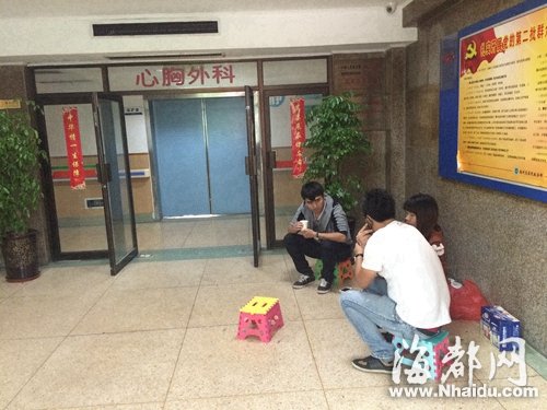 　　伤者家属轮流到ICU病房门口“值班”，等待医生召唤