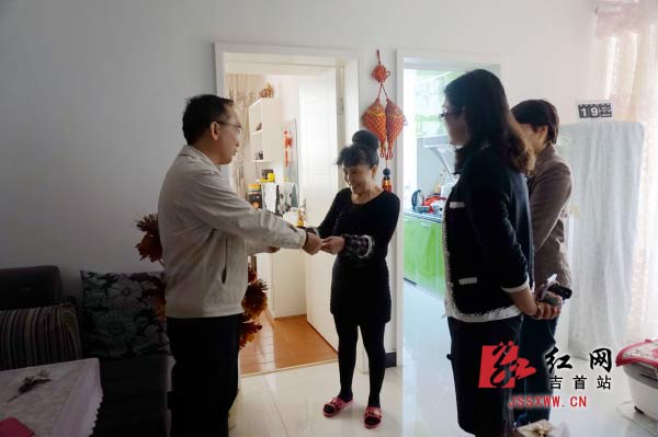 上门慰问单亲困难女职工，鼓励她们对生活充满信心