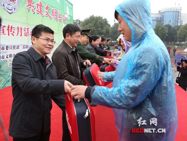 向群众代表赠送消防器材。