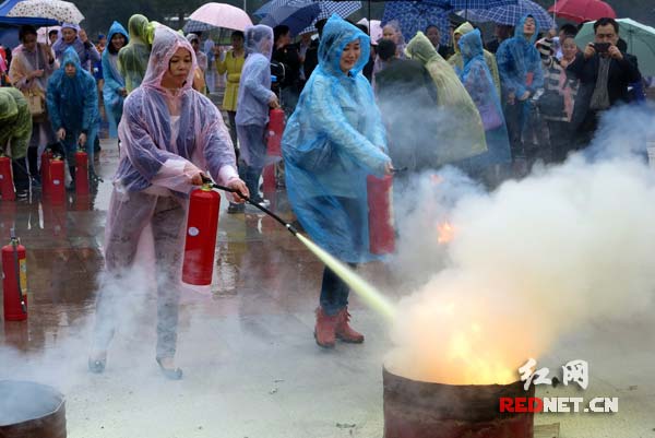 群众积极参与油盆灭火体验