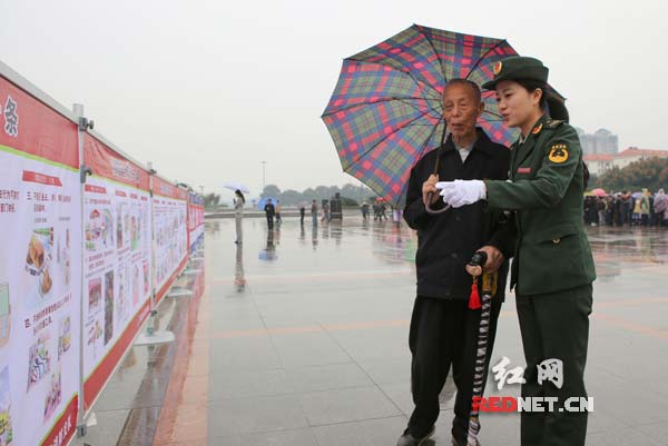 宣传员向群众讲解消防常识