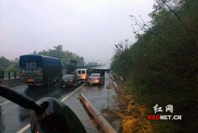 事故现场挂车“霸占”三车道