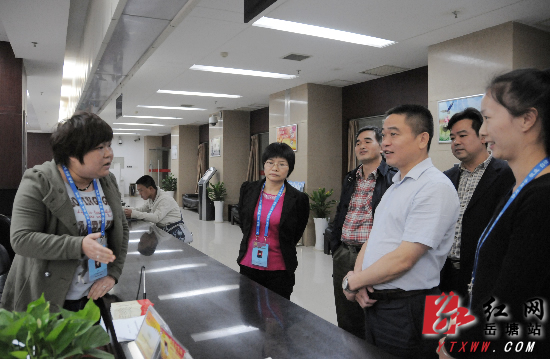 王永红督查政务大厅工作 现场提问社会主义核心价值观