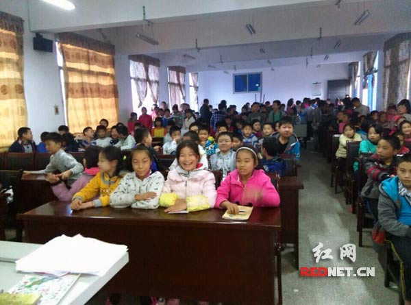 沅江市共华镇中心小学300多名学生进行消防知识培训