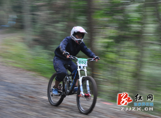 【快讯】张家界黄石寨景区极限自行车挑战赛 江思翰获速降组冠军