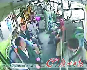 公交车在警车引导下连闯两次红灯