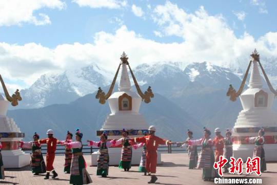 图为云南德钦县藏族大妈在梅里雪山下跳消防广场舞 消防供图 摄