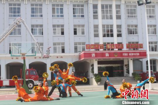 图为云南大妈身着消防元素服装跳广场舞 消防供图 摄