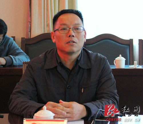 县委宣传部副部长唐炎主持座谈会.肖丁勤 摄