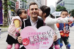 ▲两个小朋友亲吻马科思