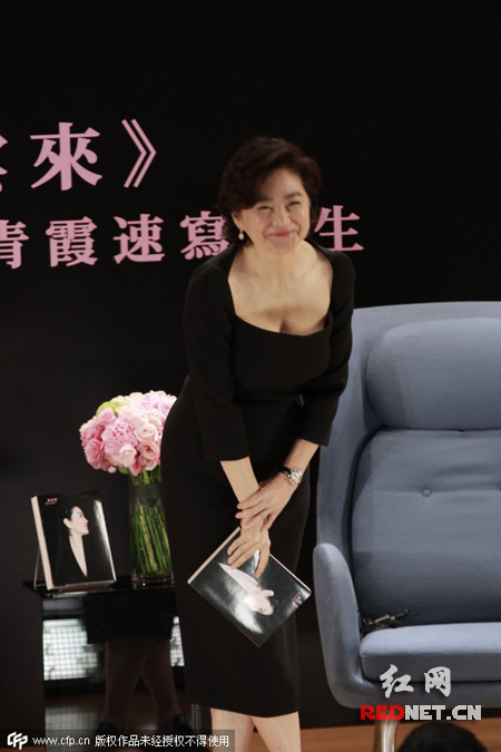 林青霞俯身露性感身材风韵不减 图片来源CFP