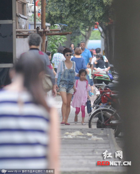 马伊琍孤身接女儿 图片来源CFP