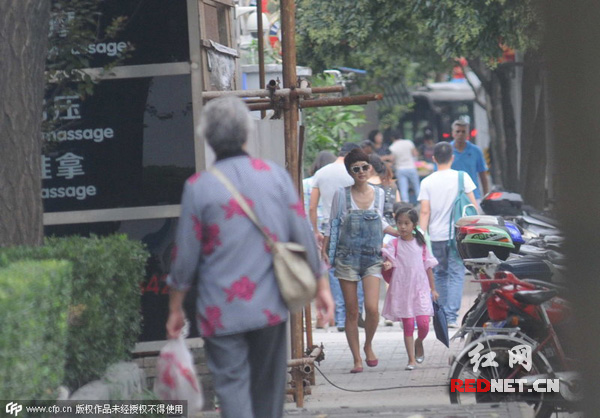 马伊琍孤身接女儿 图片来源CFP