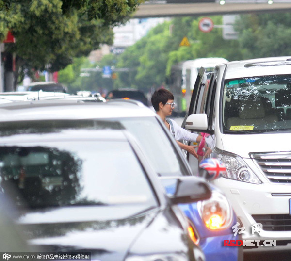 马伊琍孤身接女儿 图片来源CFP