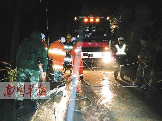 面包车翻下山崖致9人遇难5人受伤 事发都安(图)