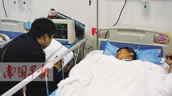 面包车翻下山崖致9人遇难5人受伤 事发都安(图)