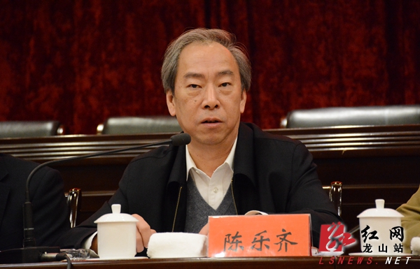 国家民委监督检查司司长陈乐齐讲话龙山县委书记彭正刚(左)与来凤县委