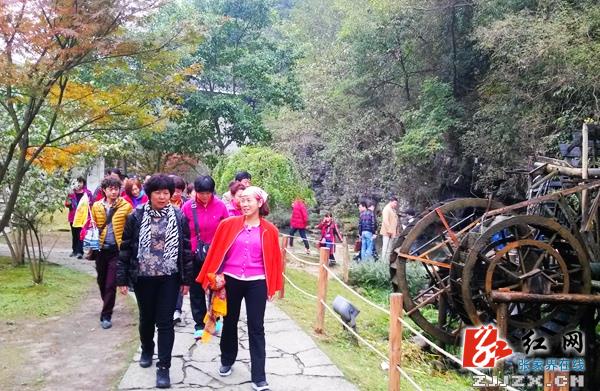张家界黄龙洞广场晚秋美景如画游人如织