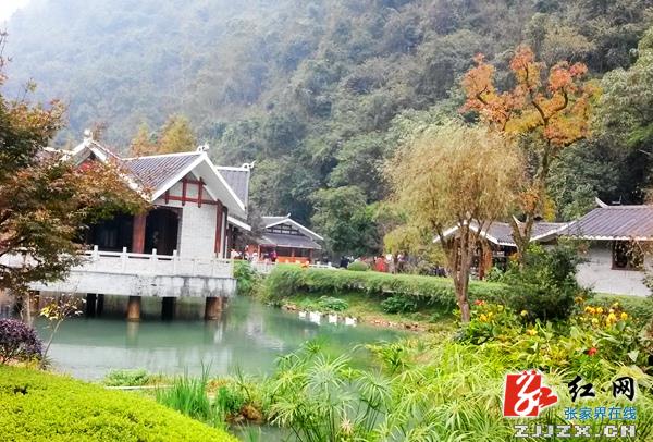 张家界黄龙洞广场晚秋美景如画游人如织