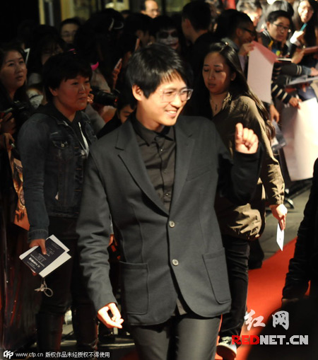 安妮·海瑟薇一袭金属质感连衣裙亮相 图片来源CFP