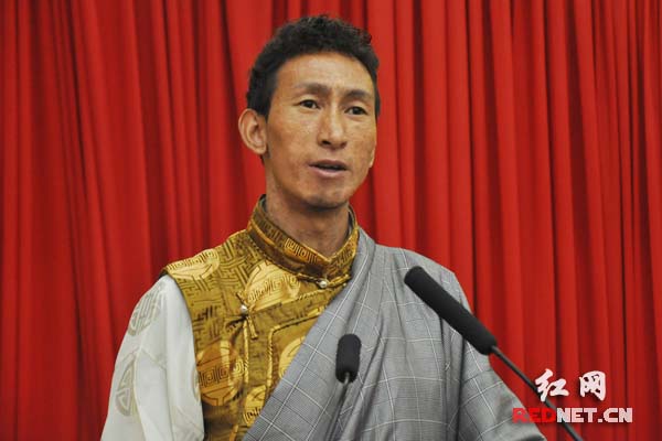 日喀则市亚东县人社局干部多吉扎西讲述援藏干部的感人故事。