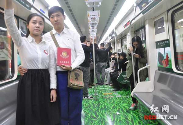 “1314号爱情专列”的不同车厢，都被装饰成不同年代的婚恋风格，图为革命年代的红色爱情。