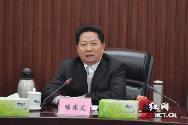 陈求发强调，人民法院要适应群众的要求，加强民主监督，深化司法公开。
