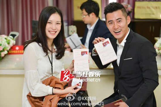 KK与佟晨洁公布已领证。