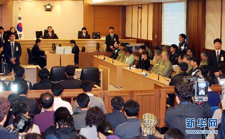 11月11日,“岁月”号船长李俊锡及涉事船员在韩国光州法庭上等待宣判。