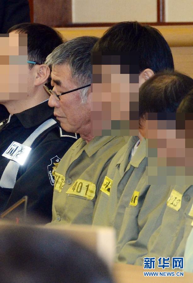 11月11日,“岁月”号船长李俊锡及涉事船员在韩国光州法庭上等待宣判。