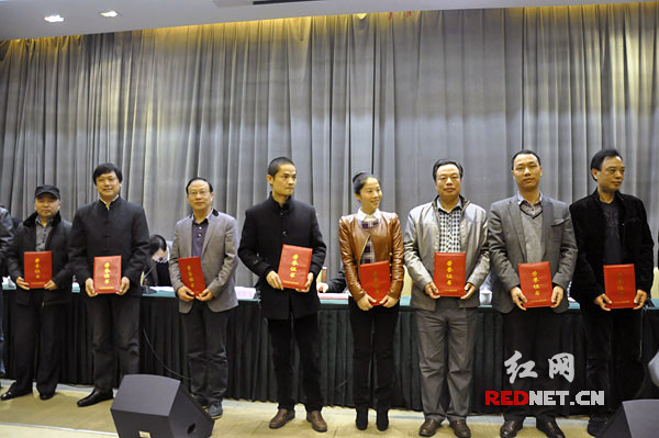 会议对红网总编辑助理、新媒体中心主任周珞等20名“第十二届湖南省优秀新闻工作者”进行表彰。