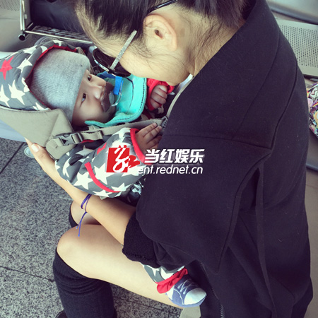 何洁带宝宝开工