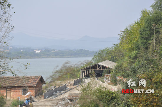 衡东县鹏辉生猪养殖场就建在湘江边，如今已“猪去楼空”。