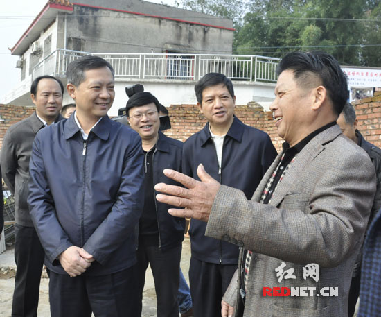 湖南省副省长张硕辅（前排左一）视察衡阳禁养区规模养殖退出工作，与原养殖户交谈。