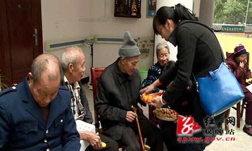 志愿者与老人们在亲切交谈