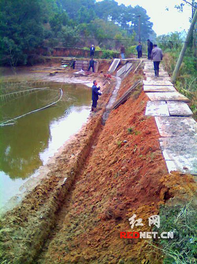 湘乡市潭市镇西田村的村民掀起了兴修水利的高潮