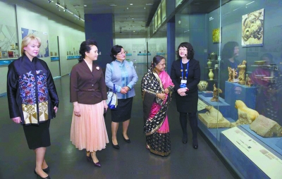 彭丽媛与夫人们一同参观首都博物馆馆藏文物(图片来自新华网)