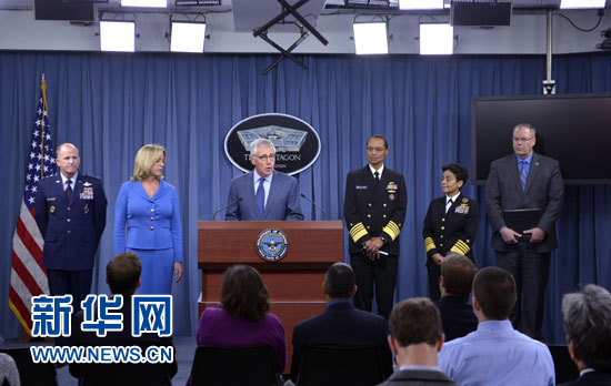 11月14日，在华盛顿五角大楼，美国国防部长哈格尔（左三）在记者会上讲话。美国国防部长哈格尔当日宣布一项全面改革计划，考虑投入数十亿美元用以加强军队核力量管理、整顿核部队军纪。 新华社记者殷博古摄