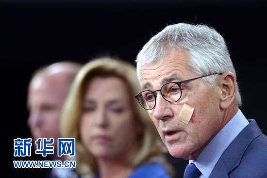 11月14日，在华盛顿五角大楼，美国国防部长哈格尔（右一）在记者会上讲话。美国国防部长哈格尔当日宣布一项全面改革计划，考虑投入数十亿美元用以加强军队核力量管理、整顿核部队军纪。 新华社记者殷博古摄