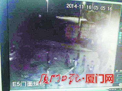 【人多】20多名男子带着水管焊刀出现在现场。