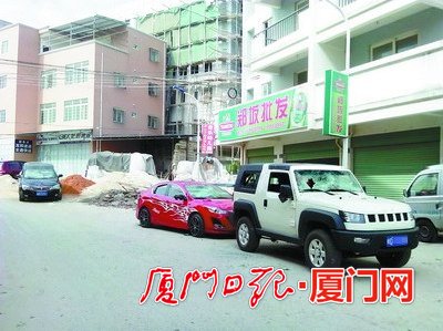 被打砸的几辆车“伤痕累累”。