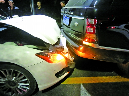 重庆:夫妻吵架开豪车追逐 玛莎拉蒂追尾撞路虎(图)