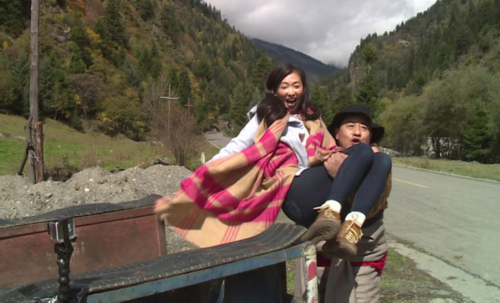 林志玲遭赵本山弟子抱走花容失色瞬间面带红晕