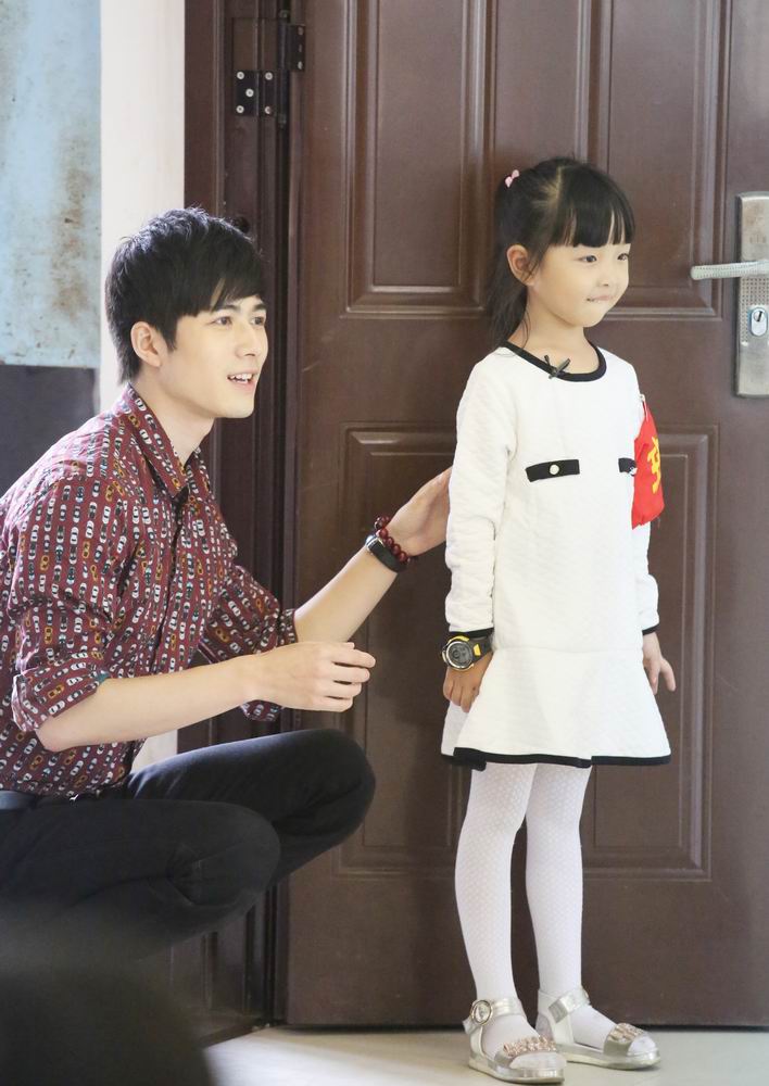 《一年级》慈善义卖 陈学冬培养萌娃爱心