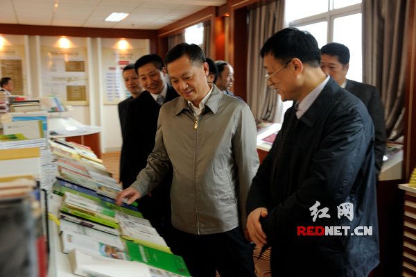 张硕辅一行参观了省社科院研究成果展。