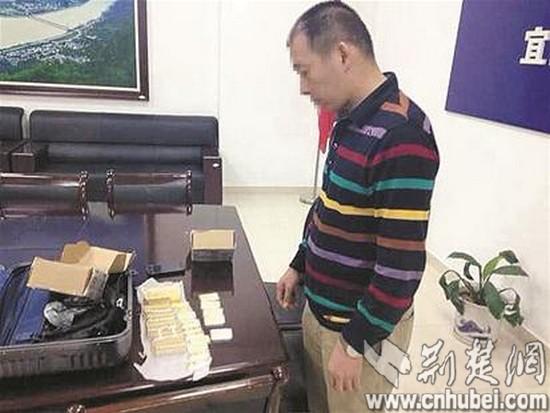 男子带18斤黄金过安检拿错行李箱 报警找回(图)