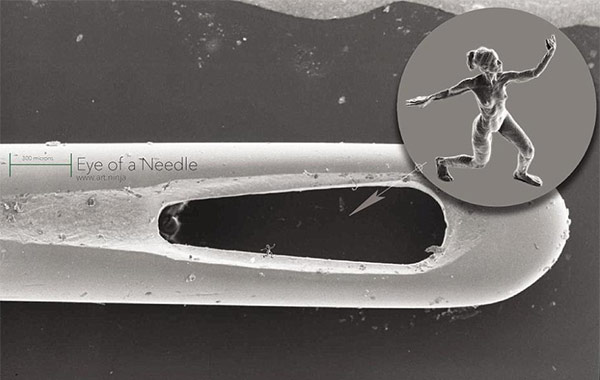 灯光照射这些雕塑如同镜面上有7粒尘埃一般