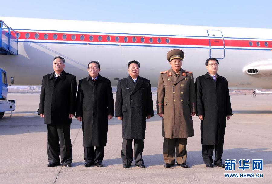 　　 朝中社11月17日提供的照片显示，朝鲜最高领导人金正恩特使、朝鲜劳动党中央政治局常委、中央书记崔龙海（中）17日与陪同人员乘专机离开平壤，赴俄罗斯进行访问。新华社/朝中社
